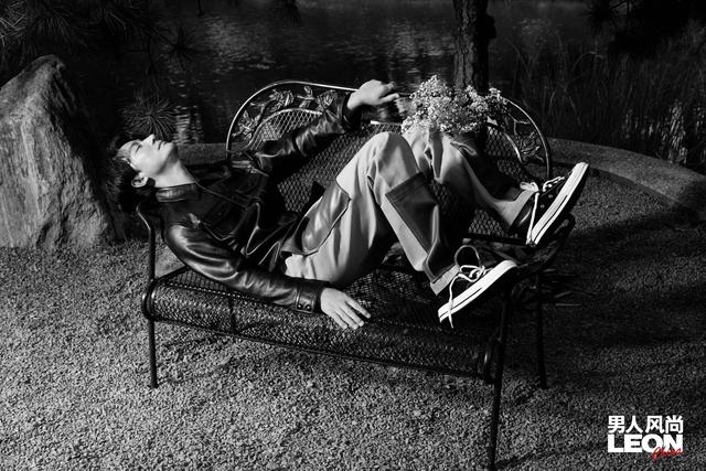 黄轩无滤镜封面大片上线 化静为动诠释自然美学