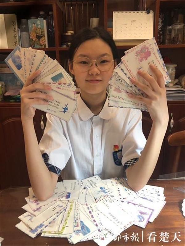 ​初中女生20天手工制作80张卡片，祝福高三学长学姐