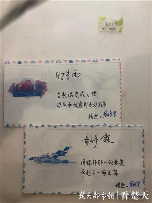 ?初中女生20天手工制作80張卡片，祝福高三學(xué)長(zhǎng)學(xué)姐