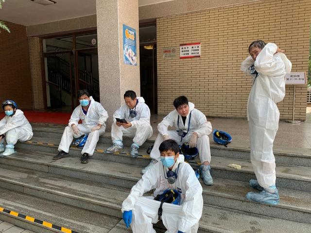 推荐高考在即，北京蓝天队员全面消杀房山区7个考点，让考生和家长放心