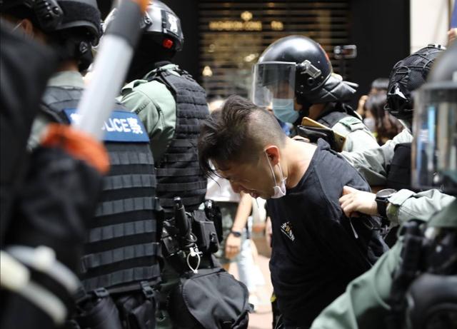 “港区国安法”落地后“港怂”仓皇鼠窜，香港公务员们，知道怎么做了吗？