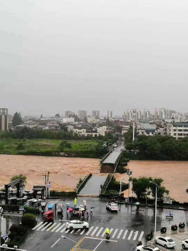 强降雨致安徽黄山屯溪老街口500年大桥冲毁