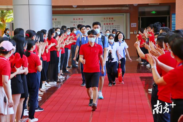 有心！深圳90后老師自制高考“記憶面包”，祝學(xué)生考神附體