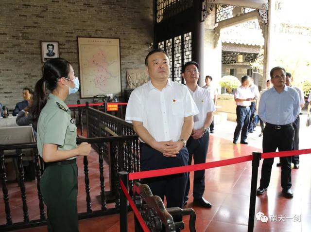 曾欣在百色市调研时强调：提高政治站位 维护边疆巩固安宁