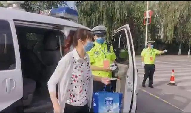 风驰电掣 临夏公安交警8分钟“高考时速”送准考证