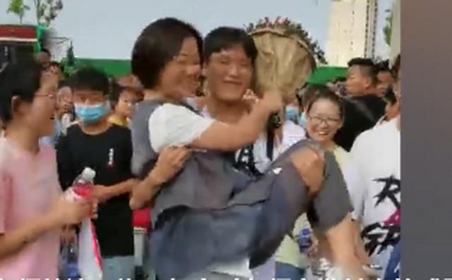 班主任|高考结束班主任获考生公主抱 网友：这一抱满含感恩