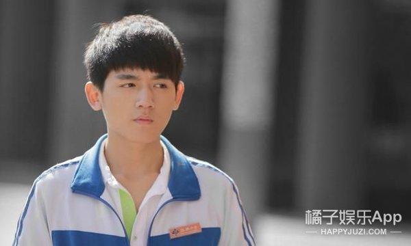 还记得《最好的我们》里面的韩叙吗？他现在长这样