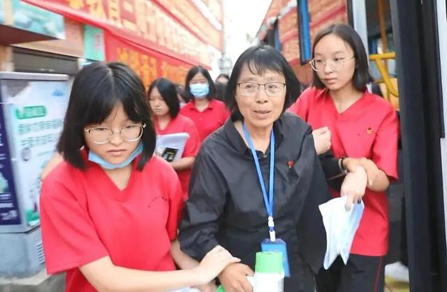 考完|女孩高考完哭着说假期规划是减肥 真实可爱！