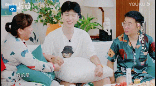 贾玲最出圈的综艺救场！“抢镜”帮关晓彤化解尴尬，这情商无敌了