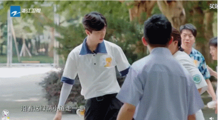 贾玲最出圈的综艺救场！“抢镜”帮关晓彤化解尴尬，这情商无敌了