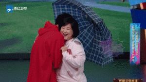 贾玲最出圈的综艺救场！“抢镜”帮关晓彤化解尴尬，这情商无敌了