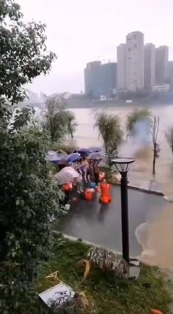 某“气功大师”发功退洪时，消防官兵已在水中奋战18小时，有点自知之明行么？