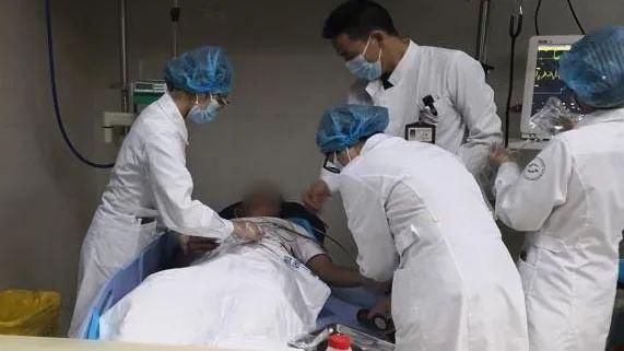 重庆|渝中警讯丨驾驶员突发疾病，渝中交巡警火速送医