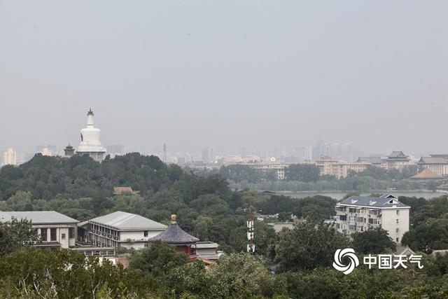 入伏首日北京闷热“应景”街头行人防晒包裹严实