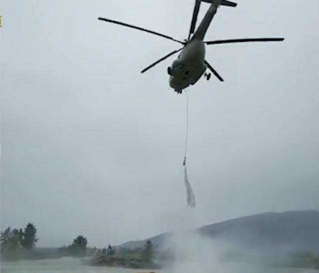 加油！湖北启用大型直升机封堵溃口，空投网兜石块