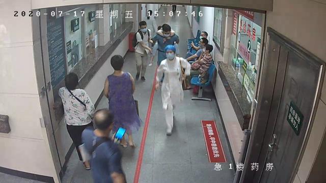 1分钟|医生抱患者1分钟跑下4层楼 就诊时患者突然倒下
