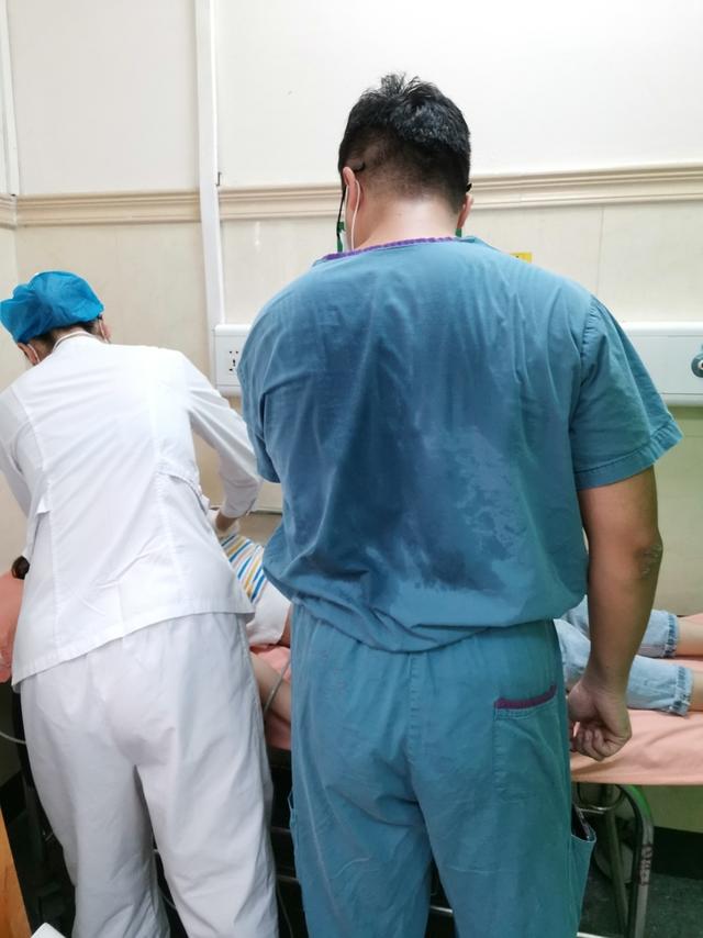 1分钟|医生抱患者1分钟跑下4层楼 就诊时患者突然倒下