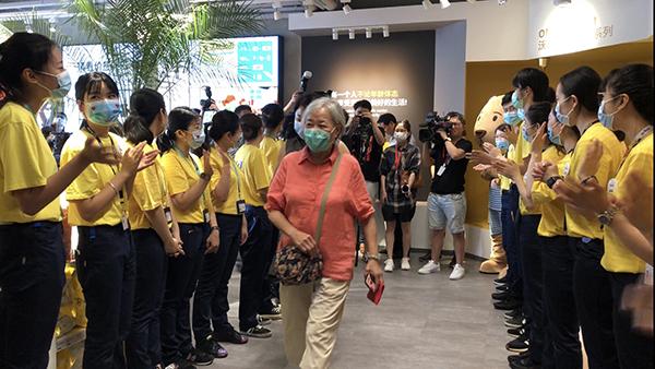 宜家静安城市店开业首日火爆：排队等入场，中老年顾客不少