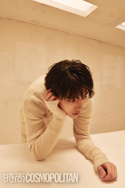 蔡徐坤鱼眼镜头封面释出 展现狮子座的凌厉与温柔