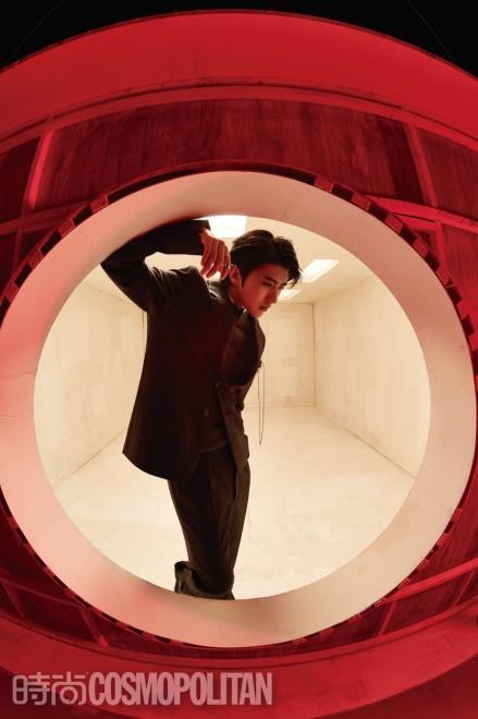 蔡徐坤鱼眼镜头封面释出 展现狮子座的凌厉与温柔