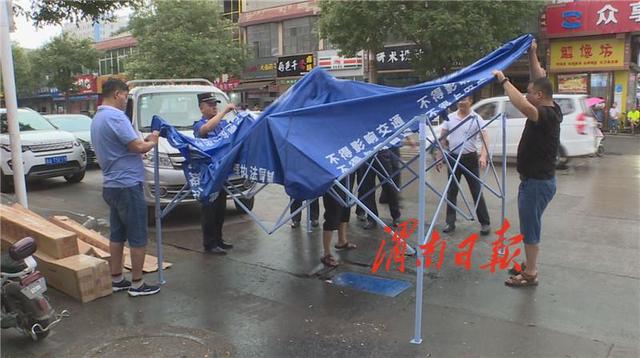 蒲城50顶应急帐篷、30把雨伞为摊贩遮风避雨