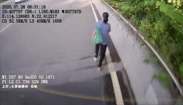 低头|公交司机低头捡东西碾死行人 有时候危险就在哪低头的一瞬间