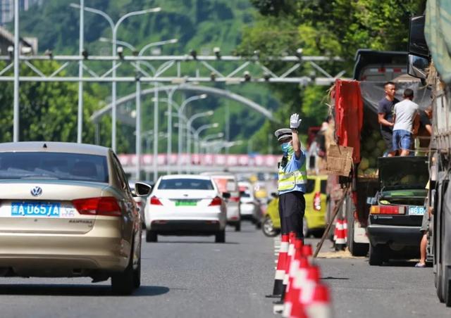 重庆|渝中警讯丨洪峰烈日双至，渝中交巡警们这样做
