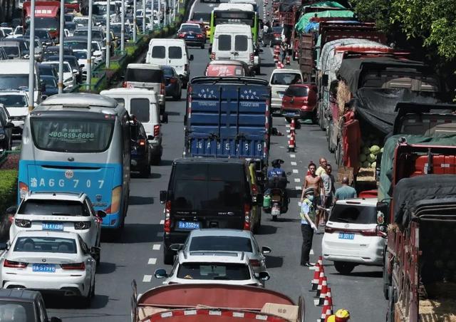 重庆|渝中警讯丨洪峰烈日双至，渝中交巡警们这样做