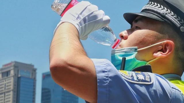 重庆|渝中警讯丨洪峰烈日双至，渝中交巡警们这样做