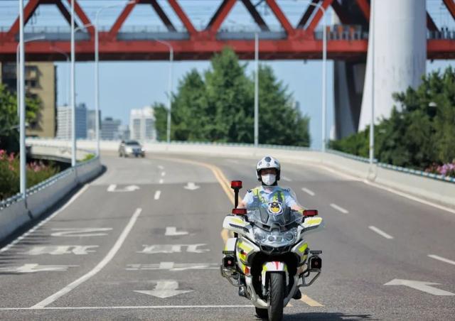 重庆|渝中警讯丨洪峰烈日双至，渝中交巡警们这样做