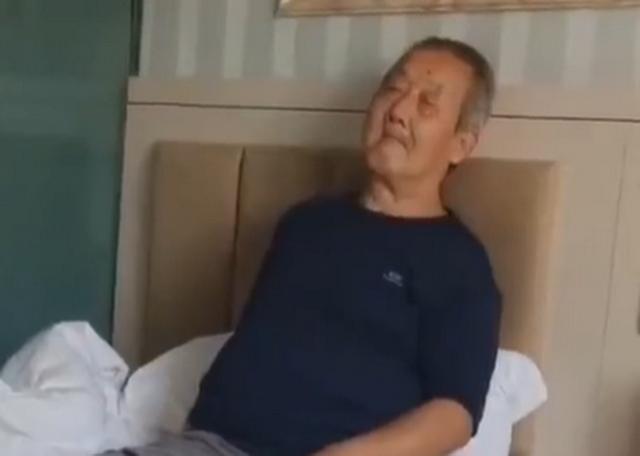 隔离|大爷新疆旅游被隔离表情亮了 心情全写在了脸上我是谁我在哪里