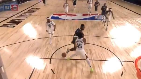 【影片】不只是會吃餅！Zion快攻獻背後妙傳球哥，後者輕鬆上籃輕取兩分！-黑特籃球-NBA新聞影音圖片分享社區