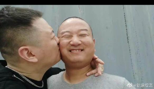 “giao哥亲药水哥”登微博热搜：行为艺术之奇怪的CP