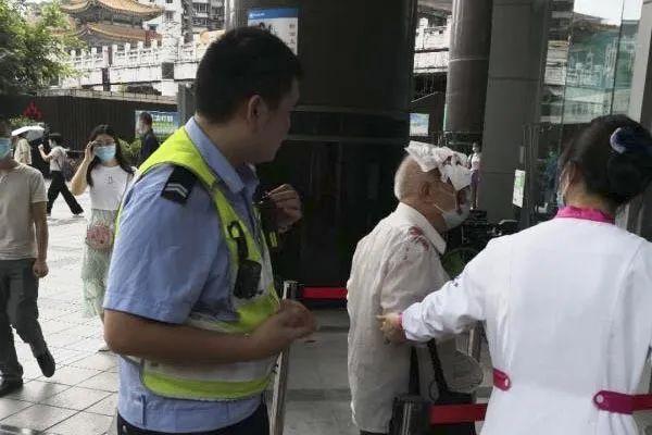 重庆|渝中警讯丨七旬老人摔伤 渝中民警紧急救助