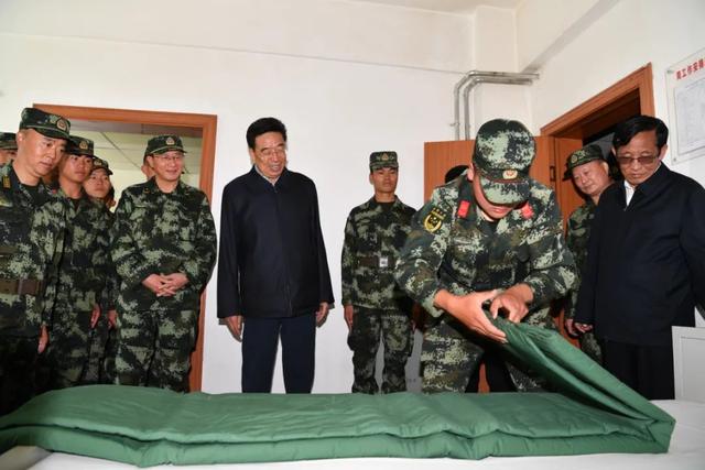 “八一”建军节 自治区领导代表全区各族人民向驻藏部队官兵致敬