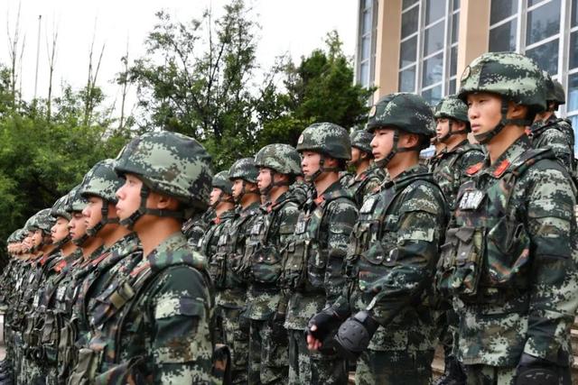 “八一”建军节 自治区领导代表全区各族人民向驻藏部队官兵致敬