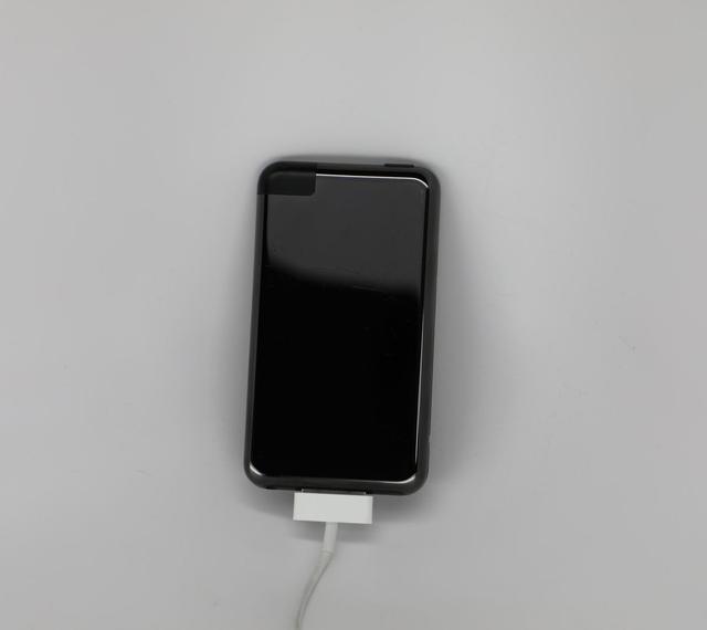 还记得iPhone 7的Jet Black配色吗？它在初代iPod touch的原型机上出现过