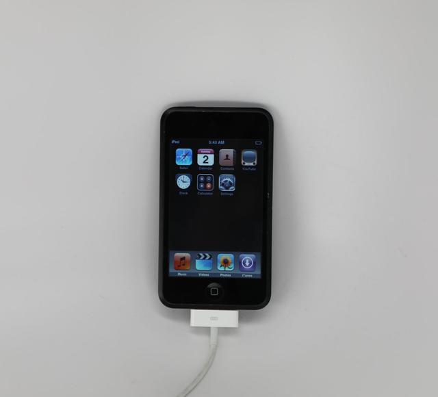 还记得iPhone 7的Jet Black配色吗？它在初代iPod touch的原型机上出现过