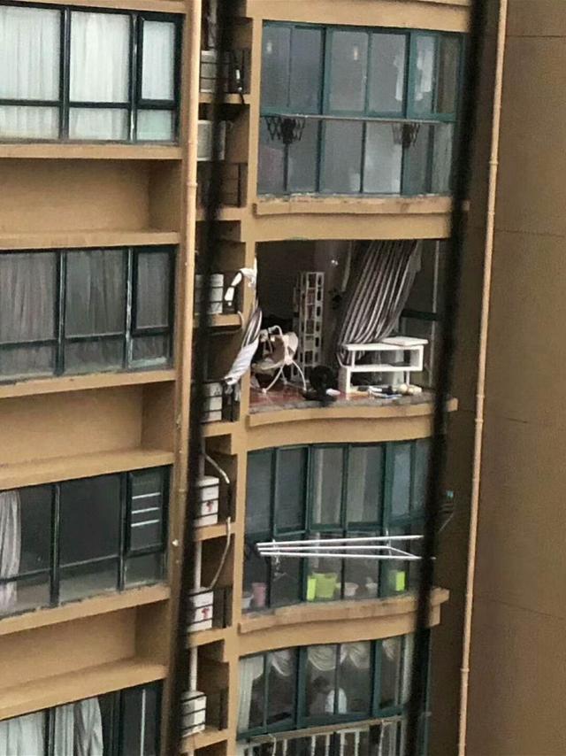 台州一女子台风天关窗时从11楼被吹落坠亡，同小区多户窗户吹坏