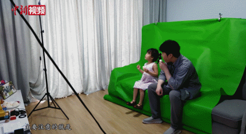 沈阳老爸带5岁女儿“穿越”《我爱我家》，网友：咋有点想哭呢