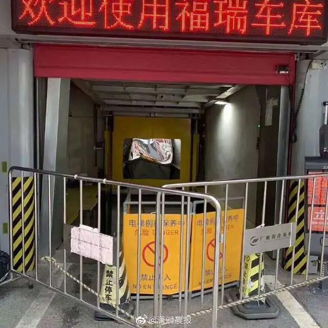 小车刚开进立体停车楼，连人带车直坠十米电梯井！视频拍下可怕一幕