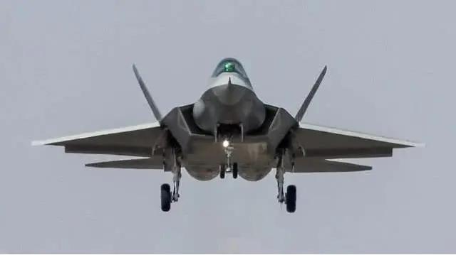 075两攻如何搭载固定翼战机:是发展垂直起降飞机