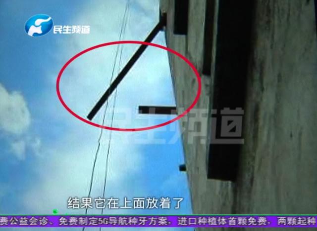 天降钢板砸倒小伙，天价医药费让家属崩溃，负责人：与我们无关