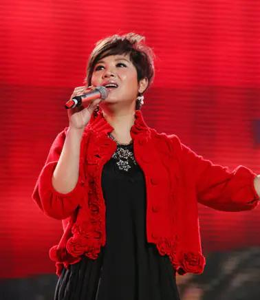 她是乐坛传奇人物，与毛阿敏齐名提携那英，3000万资产被男友卷光