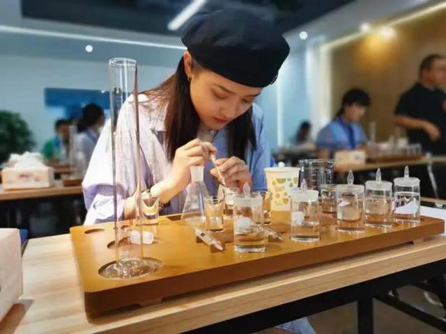 川酒研究院品酒俱乐部首场白酒勾调课开讲 体验中国酒之美等你来