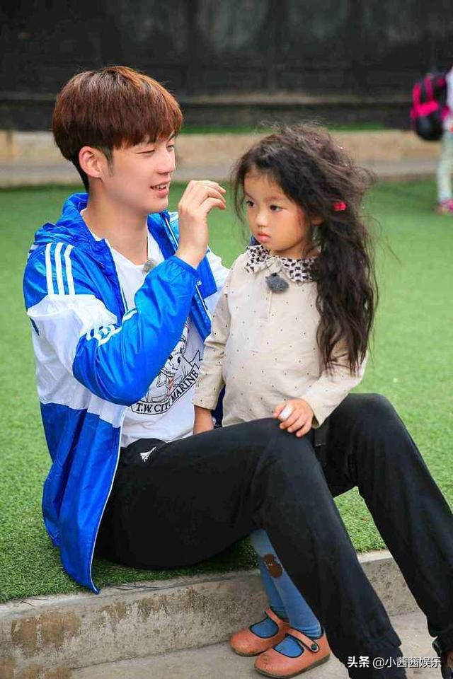 4岁出道替弟弟赚奶粉钱，如今7岁上小学，和同龄人显得格格不入