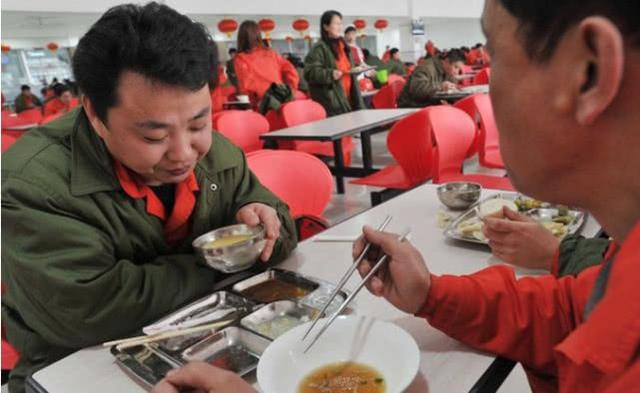 工厂伙食四素一汤，员工辞职说了3个字，第二天老板就召开大会