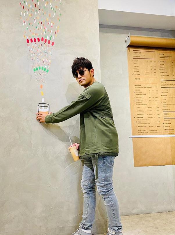 监控|周杰伦被用监控拍照 店员道歉：开始觉得他太胖不像