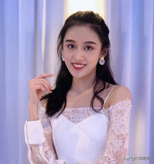 《小娘惹》中的美女，精通三国语言，如今22岁演