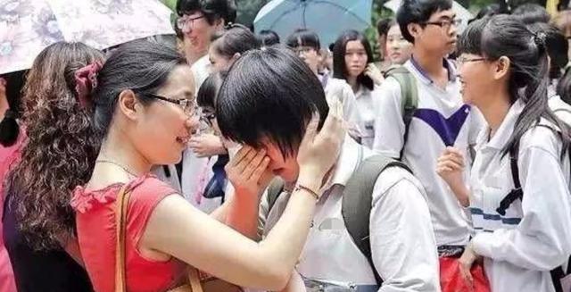 百万|爷爷奶奶花百万给孙女补课 希望能考上清华考现场几度落泪